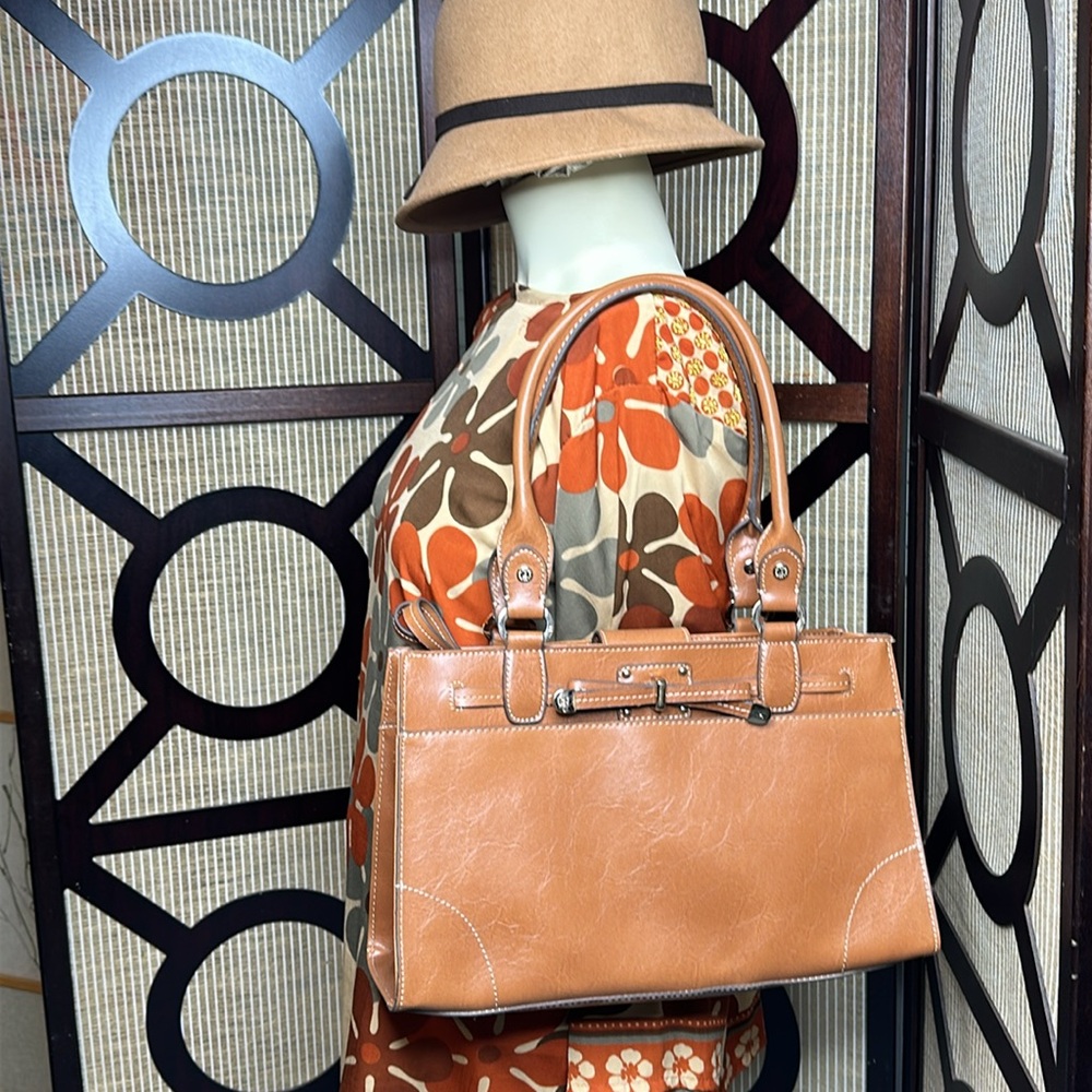 Vintage Leather Purse Liz Claiborne , Lined, Great Condition .